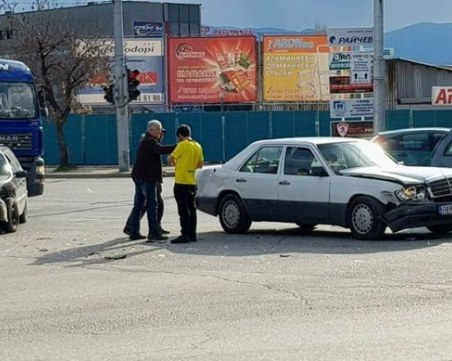 Мерцедес и пасат се помляха на Кукленско шосе СНИМКИ