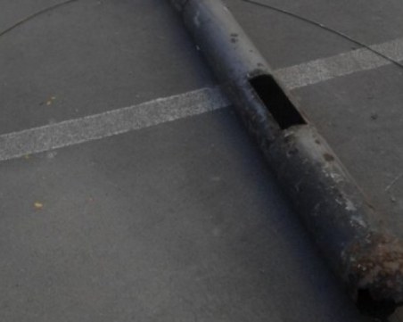 Метален стълб се стовари върху две деца в парк