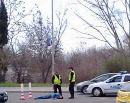 Неподвижно тяло на мъж на пътя в Бургас! Полицаи и жандармерия са на мястото СНИМКИ