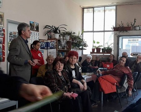 Полицаи и частни охранители учат пловдивчани как да се пазят от ало-измамници