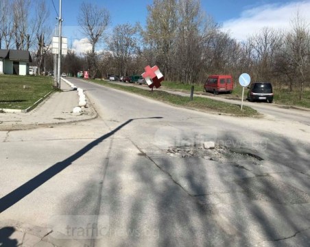 Край на ямите по пътя край Хирургиите, решават и дългогодишен проблем с улицата ВИДЕО