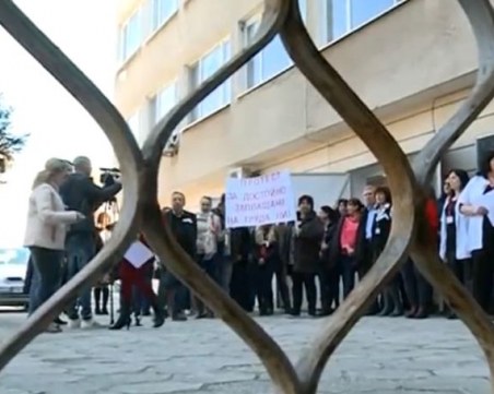 Служителите в РЗИ на протест, искат по-високи заплати ВИДЕО