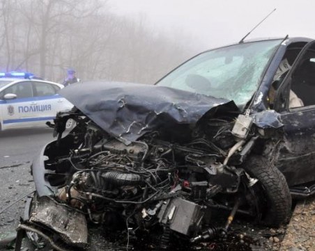 Тежка катастрофа! Жена загина след удар в дърво