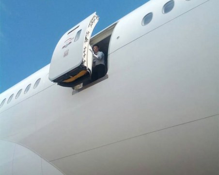 Трагедия с българска стюардеса! Паднала е от “Боинг 777“ и е загинала СНИМКА