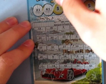 Учител измами дете, взе му печеливш лотариен билет за 100 бона