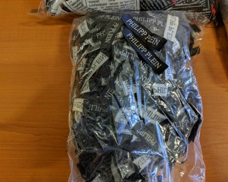 Удар на митничарите: Задържаха 4213 фалшиви маркови етикета СНИМКИ