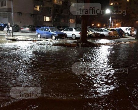 Улица в центъра на Пловдив се превърна в река, вода извира измежду плочките СНИМКИ и ВИДЕО