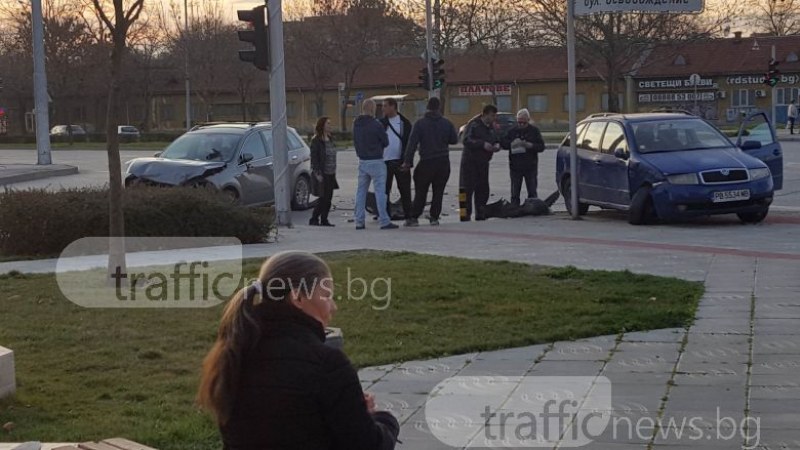 Катастрофа пред кметството на ЖР Тракия! Два автомобила се смачкаха СНИМКИ