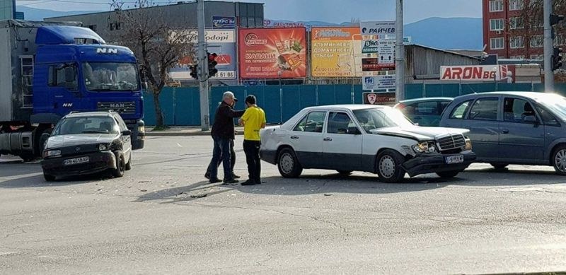 Мерцедес и пасат се помляха на Кукленско шосе СНИМКИ