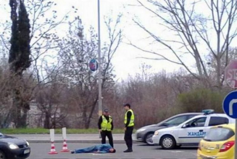 Неподвижно тяло на мъж на пътя в Бургас! Полицаи и жандармерия са на мястото СНИМКИ