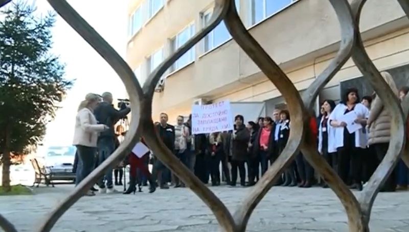 Служителите в РЗИ на протест, искат по-високи заплати ВИДЕО