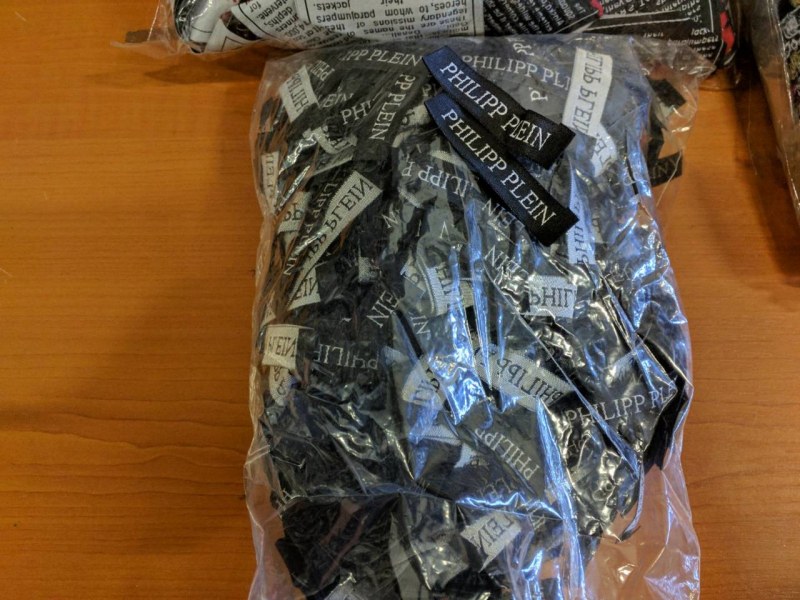 Удар на митничарите: Задържаха 4213 фалшиви маркови етикета СНИМКИ