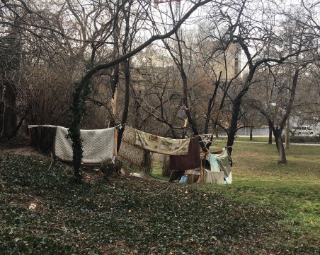 Бившият полицай Васил, който живее в парка под Бунарджика, губи сраженията с общината, но печели войната