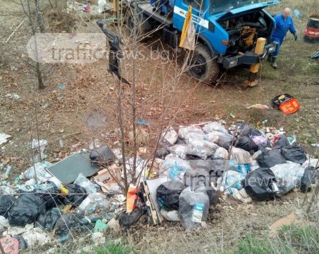 Хитреци натрупаха сметище на метри от Колодрума СНИМКИ