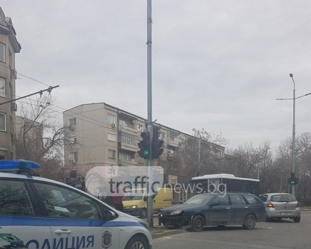 Катастрофа в Кючука! Кола се заби в разделителния остров СНИМКИ