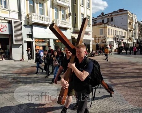 Кръстоносен поход в Пловдив! Дървен кръст на колела премина през цялата Главна СНИМКИ