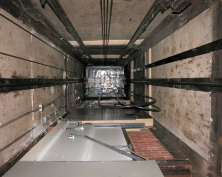 Мъж падна в асансьорна шахта! Приет е в “Пирогов“