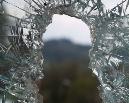 Младежи потрошиха стъклата на автобус, докато в него има пътници