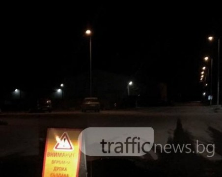 Не Общината, а частна фирма предупреждава шофьорите за опасна дупка в Съединение