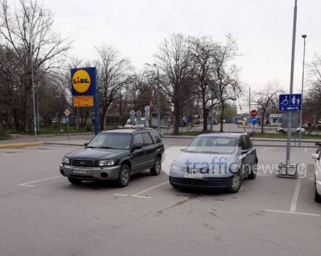 Паркингът е празен, но на мен най ми е удобно инвалидното място СНИМКИ
