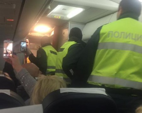 Самолет кацна аварийно на летище София, полиция нахлу на борда СНИМКИ