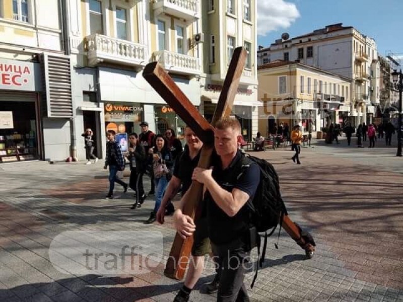 Кръстоносен поход в Пловдив! Дървен кръст на колела премина през цялата Главна СНИМКИ