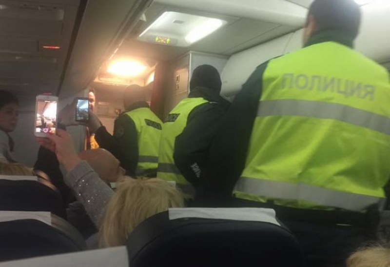 Самолет кацна аварийно на летище София, полиция нахлу на борда СНИМКИ