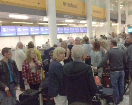 Десетки отменени полети заради лошото време в Лондон