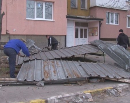 Десетки щети след ураганния вятър в цялата страна