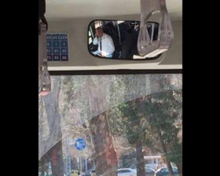 Екшън в градския транспорт! Шофьор пуши и кара с крака, кондукторка крещи СНИМКИ