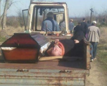 Пълен абсурд: Пиян поп заспа до ковчег СНИМКА