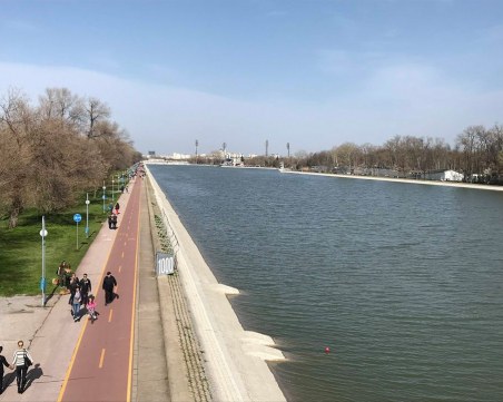 Пролетното време извади пловдивчани от домовете им! Гребната и центъра се пръскат по шевовете