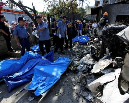 Самолет се разби в къща, 7 загинаха