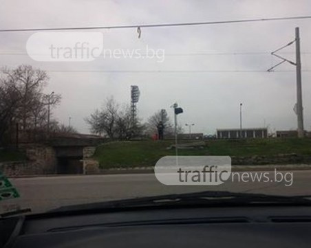 Това ли е мястото? Баща храни детето си на ЖП линиите СНИМКА