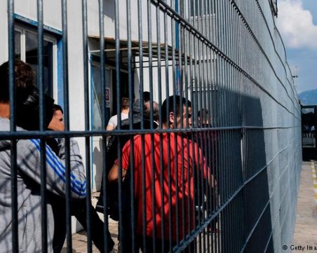 Арестуваха 39 души в Албания за фалшиви паспорти, издирват и българи