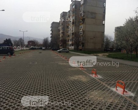 Паркинг в Кючука се сдоби с антипаркинг скоби! Местата празни,а тротоарите пълни СНИМКИ