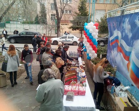 Така гласуват руснаците в Пловдив! След вота – водка със сельодка, песни и танци СНИМКИ+ВИДЕО