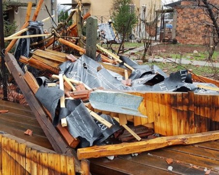 Ураганен вятър събаря покриви в Западна България ,пороен дъжд се изсипва в столицата СНИМКИ