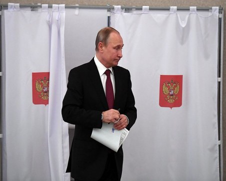 Владимир Путин пусна бюлетината си СНИМКИ