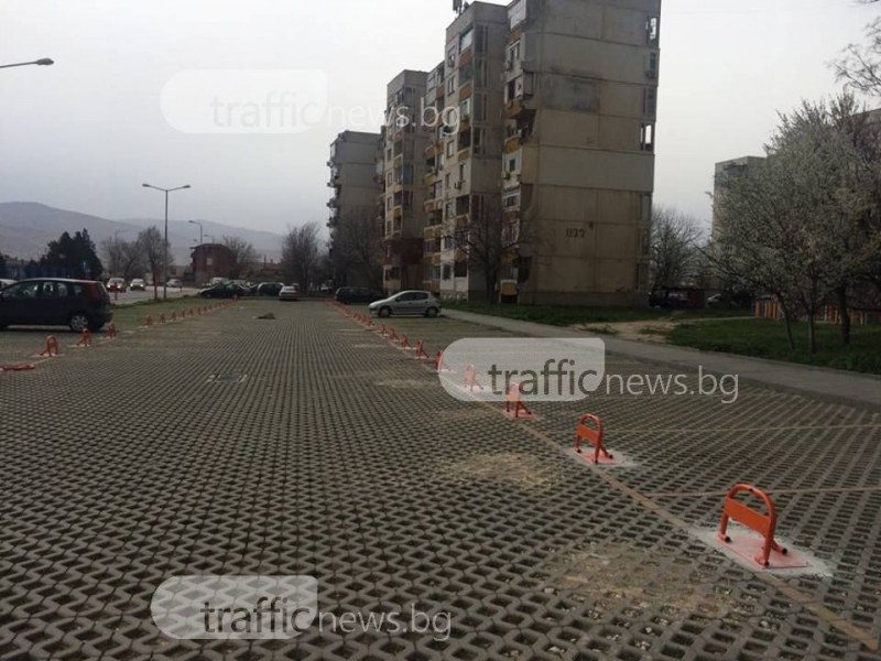 Паркинг в Кючука се сдоби с антипаркинг скоби! Местата празни,а тротоарите пълни СНИМКИ