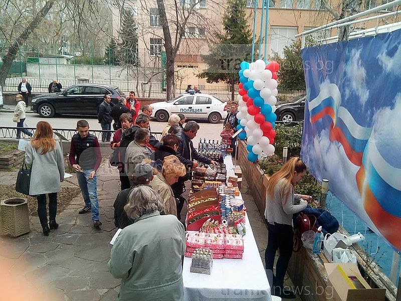 Така гласуват руснаците в Пловдив! След вота – водка със сельодка, песни и танци СНИМКИ+ВИДЕО