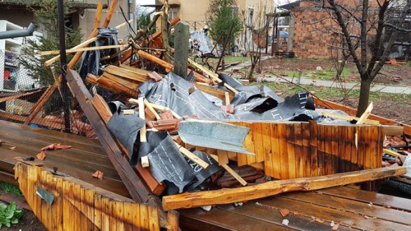 Ураганен вятър събаря покриви в Западна България ,пороен дъжд се изсипва в столицата СНИМКИ