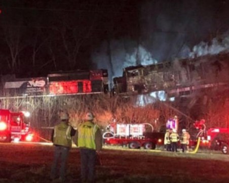 Два влака се сблъскаха в САЩ, евакуираха стотици души