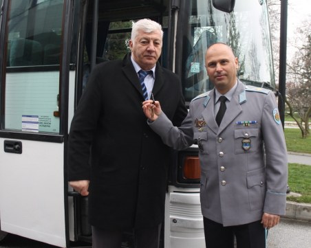 Губернаторът Здравко Димитров дари автобус на 68-ма бригада “Специални сили“ СНИМКИ