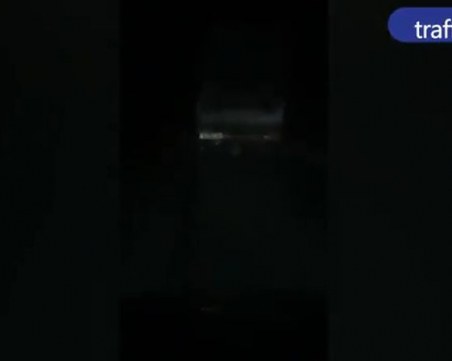 Камикадзе! Камион без светлини шпори по Пещерско, замалко кола да се вреже в него ВИДЕО