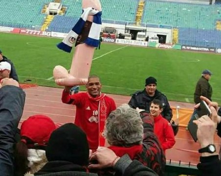 Левски сезира БФС заради “фалоса“ на Каранга