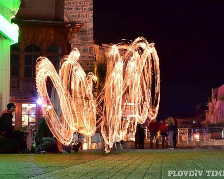 Петьо върти огън на Джумаята и омагьосва пловдивчани СНИМКИ
