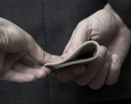 Шофьор метна 70 лева на полицаи в Пловдив, за да се 