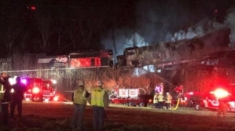 Два влака се сблъскаха в САЩ, евакуираха стотици души
