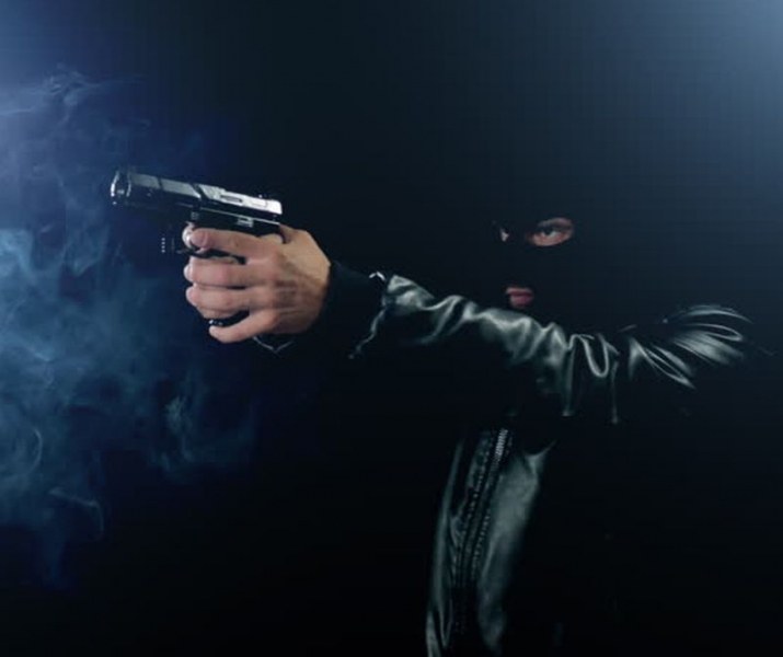 Екшън: Мъж с маска и пистолет опита да обере Лафка в Пловдив